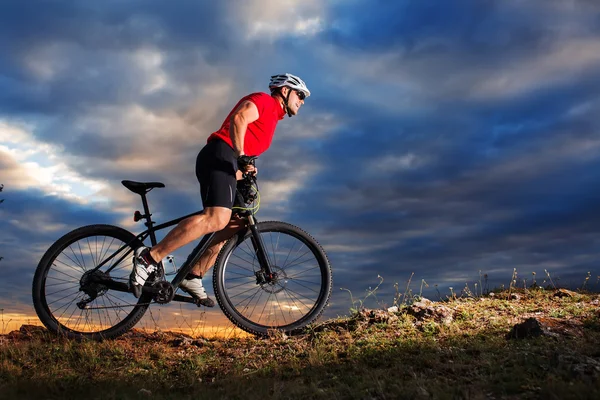 Ember a bicikli sisak és szemüveg üdülés — Stock Fotó