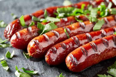 Mangalda ızgara sosis ve yeşillik.