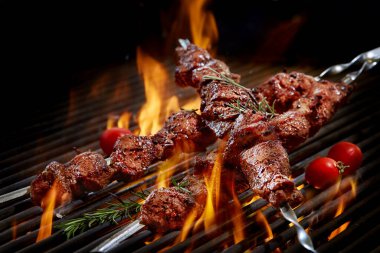 Barbekü şişleri, yanan ızgarada sebzeli et kebabı.