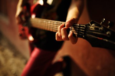 adam plaing gitar günbatımı