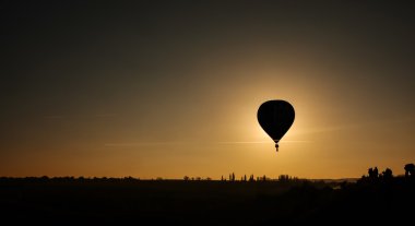 Balon siluet gündoğumu ile