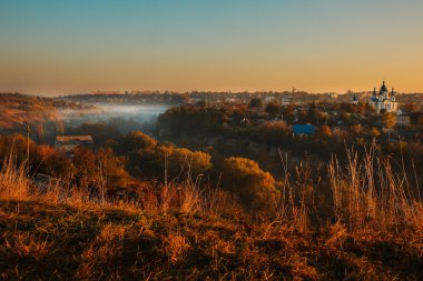 Bir peyzaj sonbahar sis ve sabah güneş