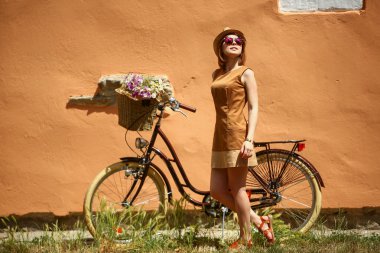 Bisiklet park ile genç ve güzel kadın