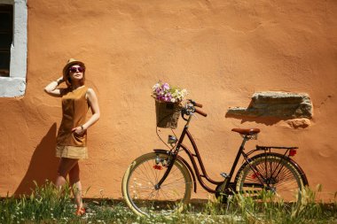 Bisiklet park ile genç ve güzel kadın