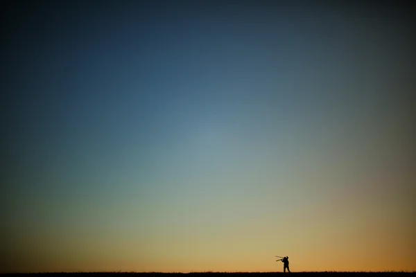 Silhouette di un fotografo durante il tramonto . — Foto Stock