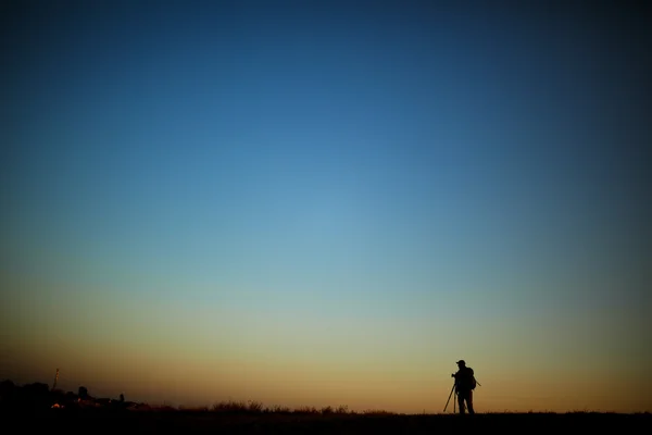 सूर्यास्त के दौरान एक फोटोग्राफर का चित्र . — स्टॉक फ़ोटो, इमेज