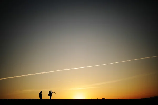 Silueta de un fotógrafo al atardecer . — Foto de Stock