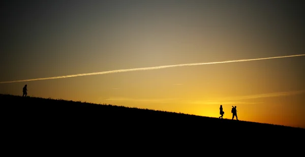 Silhouette di un fotografo durante il tramonto . — Foto Stock