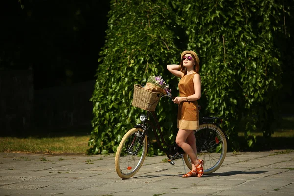 공원에서 자전거와 함께 예쁜 젊은 여자 — 스톡 사진