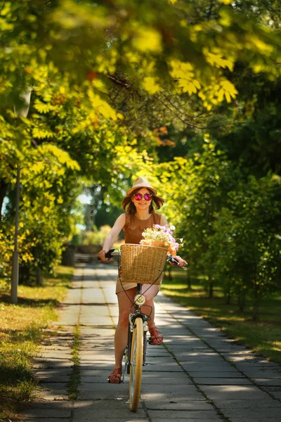Bisiklet park ile genç ve güzel kadın — Stok fotoğraf