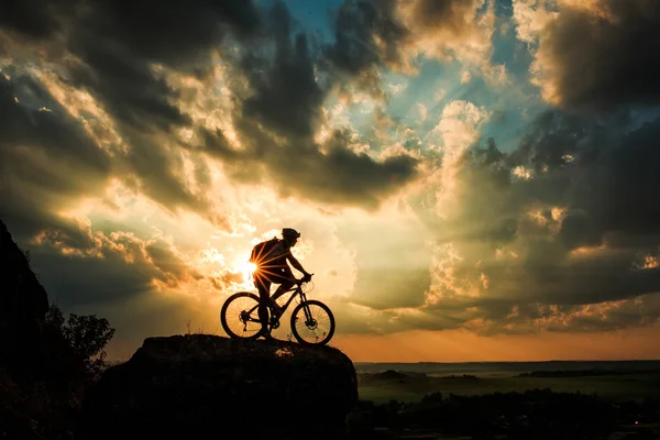 Silhouette eines Radfahrers und eines Fahrrads auf Himmelshintergrund. — Stockfoto