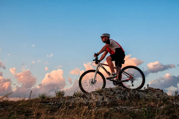 Dağlarda bisiklet sürme motorcu — Stok fotoğraf