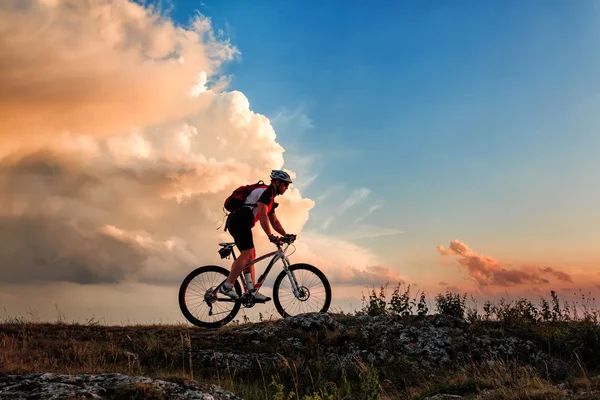 Biker naik sepeda di pegunungan — Stok Foto