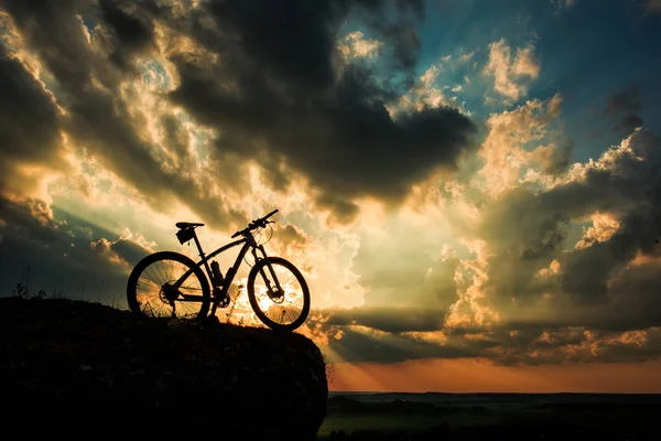 Schöne Szene mit dem Fahrrad bei Sonnenuntergang — Stockfoto