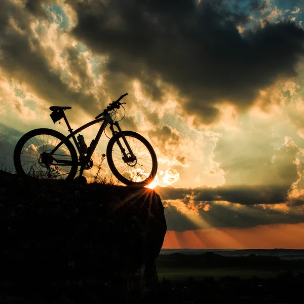 Bela cena de bicicleta no pôr do sol — Fotografia de Stock