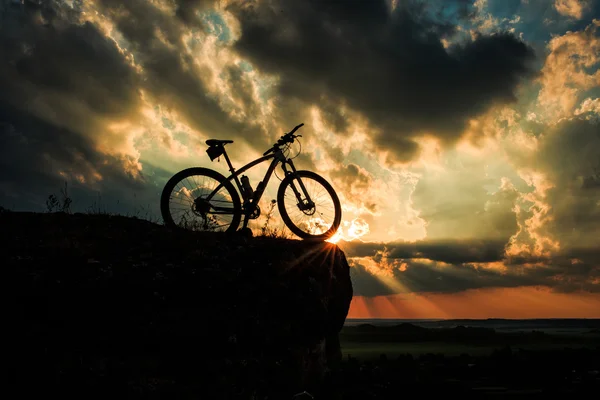 Bela cena de bicicleta no pôr do sol — Fotografia de Stock