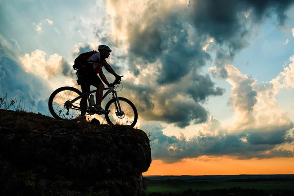 Silhouette of a biker and bicycle on sky background. — Stock Photo, Image