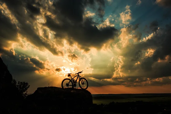 Hermosa escena de bicicleta en la puesta del sol — Foto de Stock