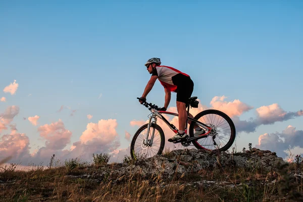 Biker riding on bicycle in mountains — Stock Photo, Image