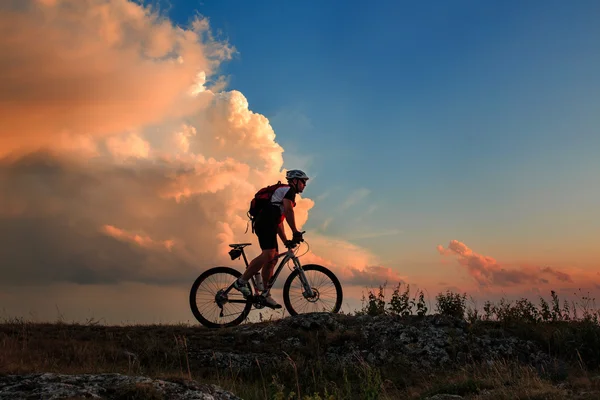 Sylwetka rowerzystę i rowerów na tle nieba. — Zdjęcie stockowe