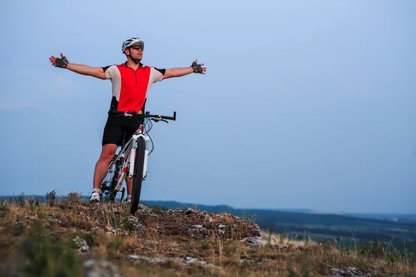 Biker riding on bicycle in mountains — Stock Photo, Image