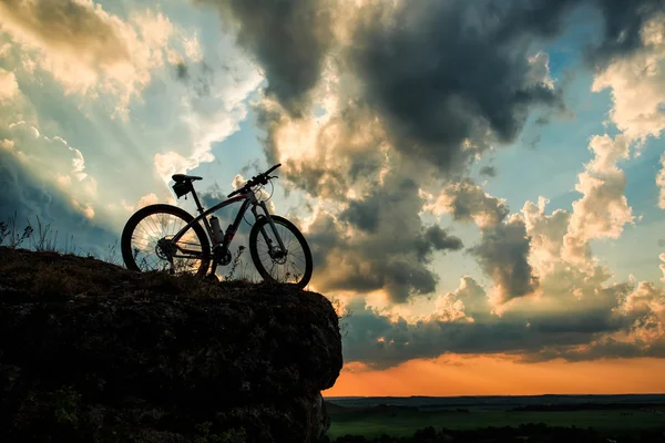 Όμορφη σκηνή του ποδηλάτου στο ηλιοβασίλεμα — Φωτογραφία Αρχείου