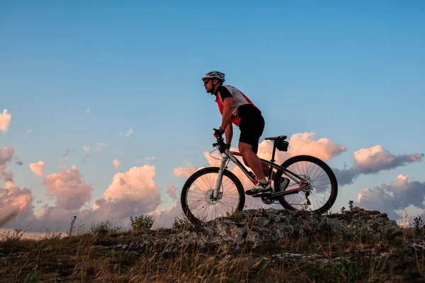 Radfahrer auf Fahrrad in den Bergen — Stockfoto