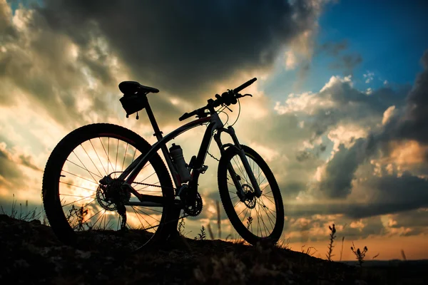 Schöne Szene mit dem Fahrrad bei Sonnenuntergang — Stockfoto