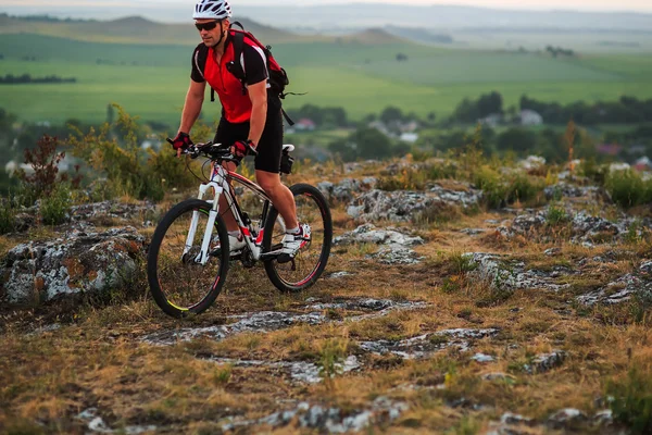 Motociclista en bicicleta en las montañas — Foto de Stock