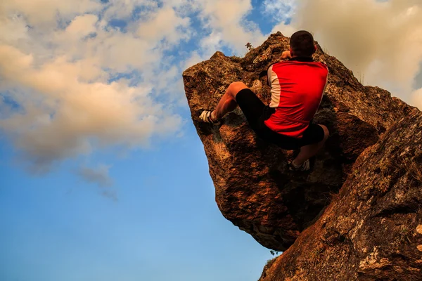 Kayanın üzerinde bir adam tırmanıyor — Stok fotoğraf