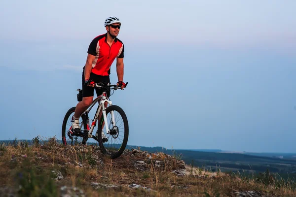 Rowerzysta, jazda na rowerze w górach — Zdjęcie stockowe
