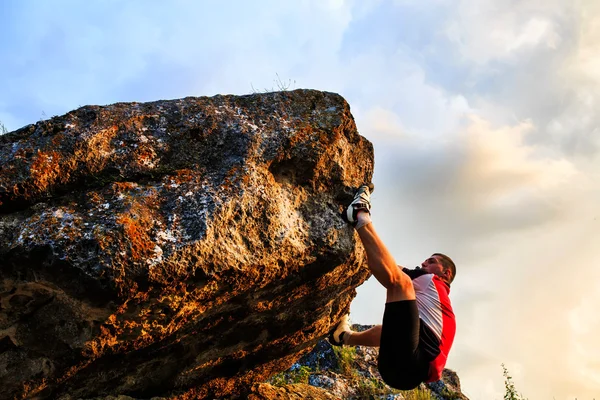 Einer klettert auf einen Felsen — Stockfoto