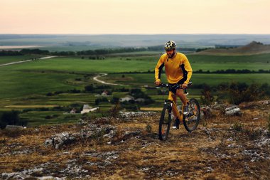 Dağ bisiklet bisikletçi açık sürme