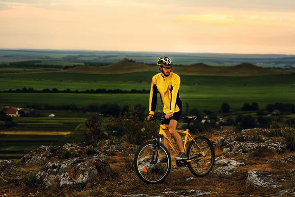 Mountain Bike ciclista equitação ao ar livre — Fotografia de Stock