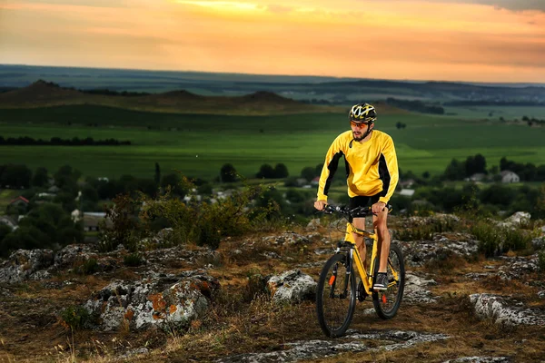 Mountain Bike wielrenner rijden buiten — Stockfoto