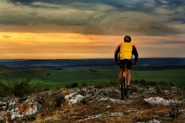 Horské kolo cyklista na koni venkovní — Stock fotografie