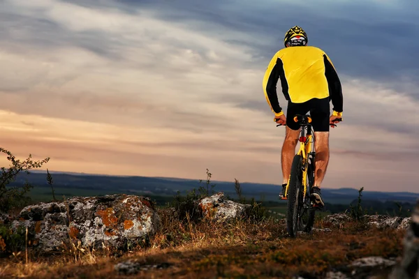 Mountainbike-Fahrer fährt im Freien — Stockfoto