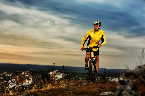 Mountain Bike ciclista equitazione all'aperto — Foto Stock