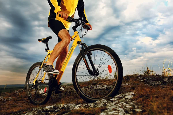 Mountain Bike ciclista equitazione all'aperto — Foto Stock