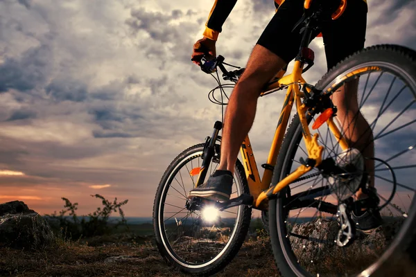 Mountainbike-Fahrer fährt im Freien — Stockfoto