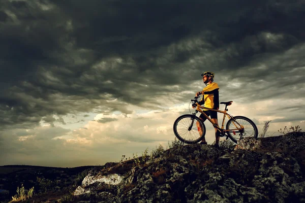 Mountain Bike cyclist riding outdoor — Stock Photo, Image