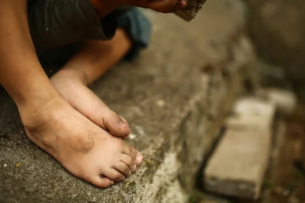 Criança triste sozinha em uma rua — Fotografia de Stock