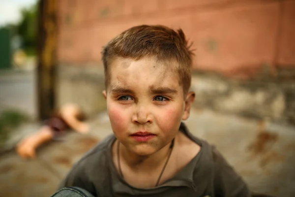 Solo triste niño en una calle — Foto de Stock