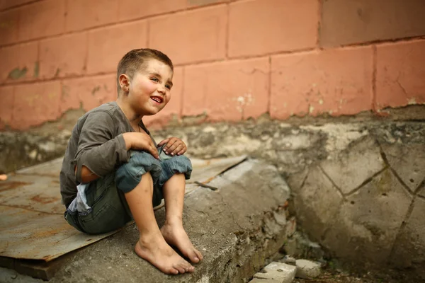 Solo bambino triste su una strada — Foto Stock