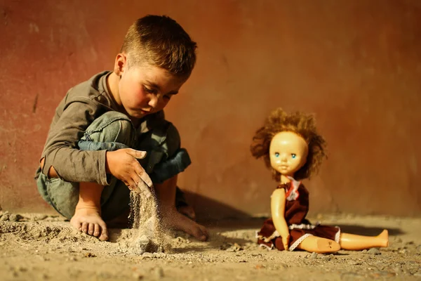 Solo triste niño en una calle —  Fotos de Stock