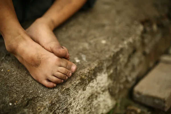 거리에 혼자 슬픈 아이 — 스톡 사진