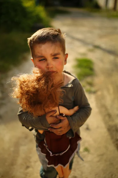 Solo triste niño en una calle —  Fotos de Stock