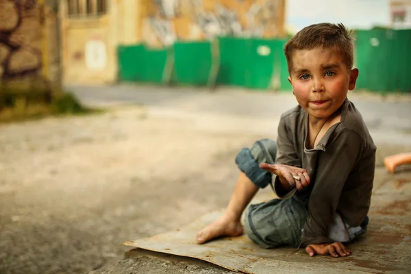 Одинокий грустный ребенок на улице — стоковое фото