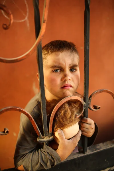 Solo triste niño en una calle — Foto de Stock