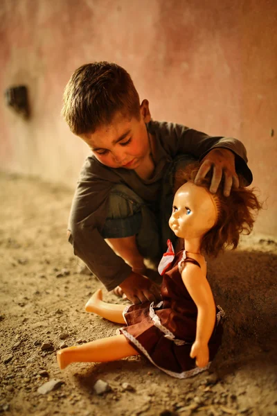 Solo triste niño en una calle —  Fotos de Stock